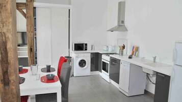 Een koelkast, een microgolfoven, een oven, een vaatwasser