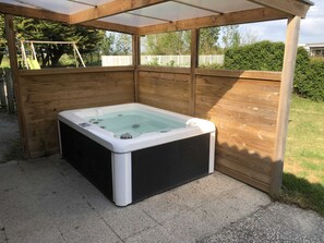 Outdoor spa tub - Accessible Gîte with Pool, Spa & Fishing - Soullans Retreat (Soullans)