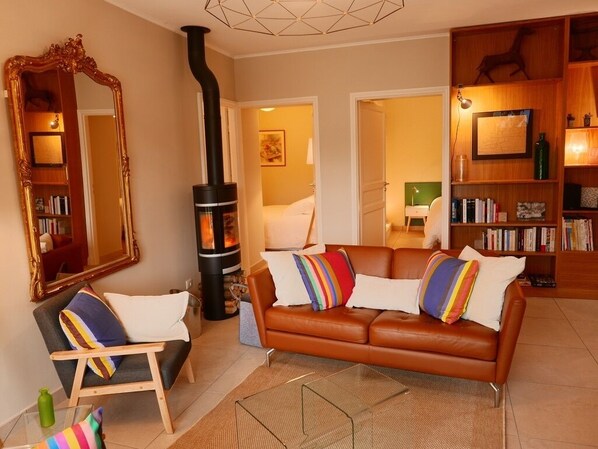2 bedrooms, iron/ironing board, travel cot, WiFi