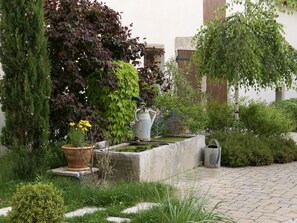 Property grounds - Cosy house on a family estate (Eyzin-Pinet)