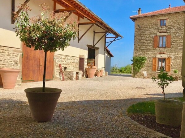 Exterior - Cosy house on a family estate (Eyzin-Pinet)