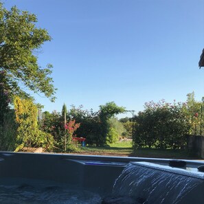 Property grounds - Cosy house on a family estate (Eyzin-Pinet)