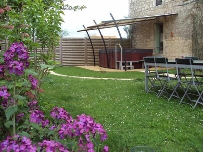 Charming Renovated House with Garden, Spa & Baby Gear, Near Park & Bakery
