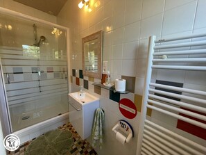 Bathroom - Charming Renovated 70s House with Large Private Garden, WiFi, and Terrace Near Les Sables-d'Olonne (Les Sables-d'Olonne)