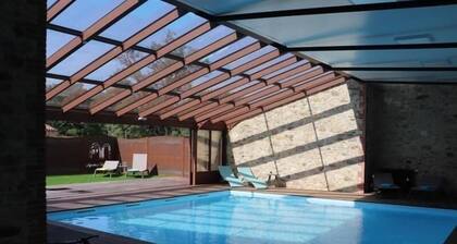 18th Century Cottage with Pool and WiFi - Up to 10 People