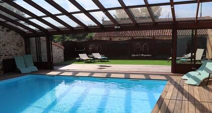 Charmantes Gîtes 18ème Siècle avec Piscine et Salle de Loisirs, Capacité 10 Personnes