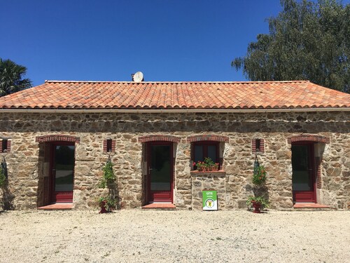 Charming Cottage in Agricultural Hamlet, Near Puy du Fou, with Garden & BBQ