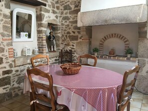 Dining - Charming Cottage in Agricultural Hamlet, Near Puy du Fou, with Garden & BBQ (Saint-Michel-Mont-Mercure)