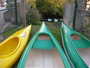 Pool - Charming Riverside House with Canoes, Garden, and Nearby Market in Marais Poitevin (Damvix)