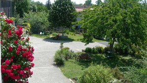 A parking lot with a bicycle and a bench. - Charming Riverside House with Canoes, Garden, and Nearby Market in Marais Poitevin (Damvix)