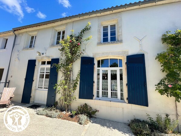Exterior - Charming Riverside House with Canoes, Garden, and Nearby Market in Marais Poitevin (Damvix)