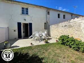 Outdoor dining - Charming Riverside House with Canoes, Garden, and Nearby Market in Marais Poitevin (Damvix)