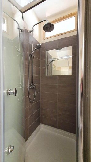 Douche, sèche-cheveux, serviettes fournies, savon