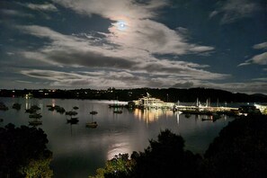 Marina - Absolute Waterfront Island Time Cottage with Sea Views in the Winterless North (Opua)