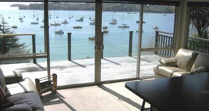 Island Time Cottage - Waterfront with Sea Views in the Winterless North