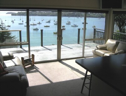 Island Time Cottage - Waterfront with Sea Views in the Winterless North