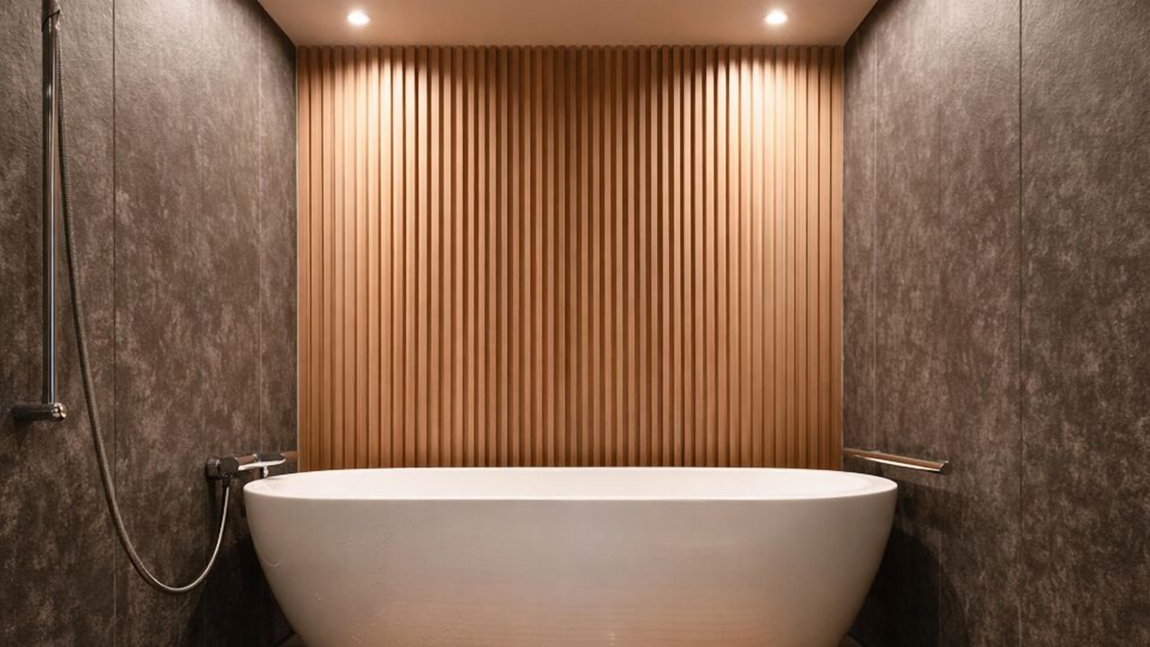 Ein modernes Badezimmer mit einer freistehenden Badewanne, vertikaler Holzverkleidung und Einbaustrahler.
