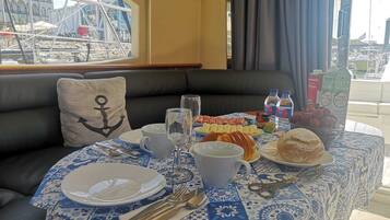 ๋งค์ผ ์ ๋ฝ์ ๋ฌด๋ฃ ์์นจ ์์ฌ ํฌํจ