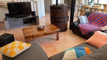 TV, table football, ping pong, stereo