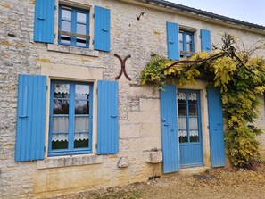 Exterior - Charming 4-Bedroom Cottage with Garden, Ping-Pong, and Boat in Marais Poitevin (Benet)