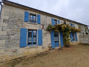 Exterior - Charming 4-Bedroom Cottage with Garden, Ping-Pong, and Boat in Marais Poitevin (Benet)