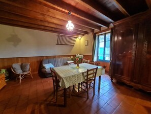 Dining - Charming 4-Bedroom Cottage with Garden, Ping-Pong, and Boat in Marais Poitevin (Benet)