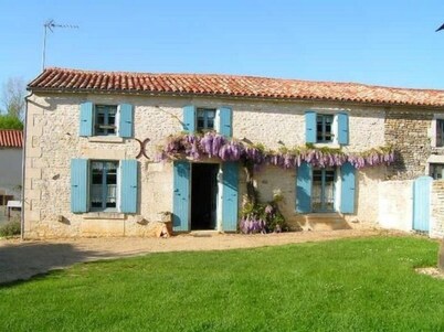 Charming 4-Bedroom Cottage with Garden, Ping-Pong, and Boat in Marais Poitevin