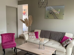 TV - Charming Renovated Home Near Beach with Private Parking and Terrace (Barbâtre)