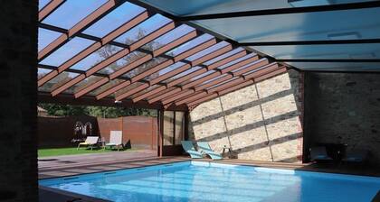 GĂźte 18Ăšme avec piscine couverte, terrasse et salle de jeux - 6 pers