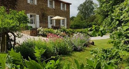 Chaleureuse maison rénovée avec piscine, proche nature, jardins privatifs et Wi-Fi
