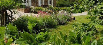 Chaleureuse maison rénovée avec piscine, proche nature, jardins privatifs et Wi-Fi