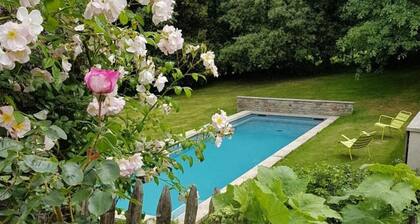 Chaleureuse maison rénovée avec piscine, proche nature, jardins privatifs et Wi-Fi