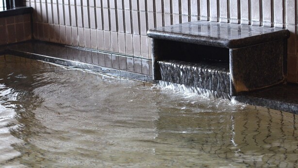 Un sol inondé, l’eau s’écoulant d’un drain.