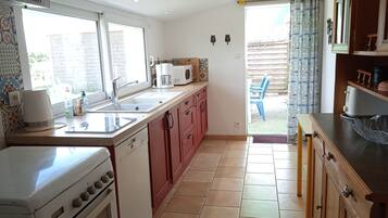 Een koelkast, een microgolfoven, een oven, een vaatwasser