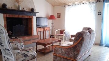 Televisie, een open haard en een tafeltennistafel