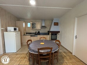 Fridge, microwave, oven, dishwasher - Renovated countryside house with terrace, Wifi included (Les Clouzeaux)
