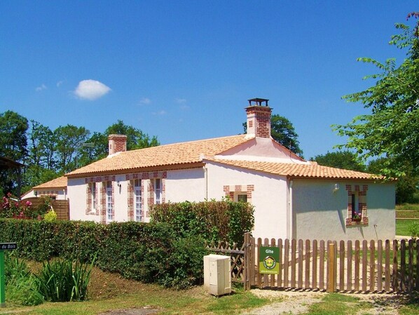 Exterior - Charming Renovated Cottage with Terrace, Garden & WiFi - 3 Bedrooms, Sleeps 6 (La Garnache)