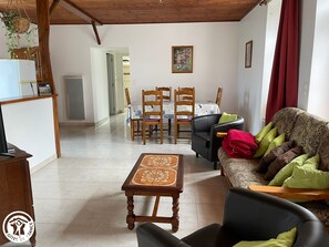 TV - Charming Renovated Cottage with Terrace, Garden & WiFi - 3 Bedrooms, Sleeps 6 (La Garnache)