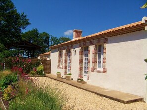 Exterior - Charming Renovated Cottage with Terrace, Garden & WiFi - 3 Bedrooms, Sleeps 6 (La Garnache)