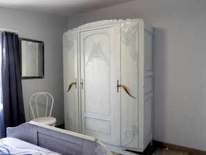 3 bedrooms, free WiFi - Charming Renovated Cottage with Terrace, Garden & WiFi - 3 Bedrooms, Sleeps 6 (La Garnache)