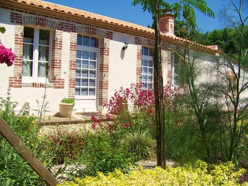 Charming Renovated Cottage with Terrace, Garden & WiFi - 3 Bedrooms, Sleeps 6