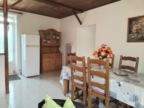 Dining - Charming Renovated Cottage with Terrace, Garden & WiFi - 3 Bedrooms, Sleeps 6 (La Garnache)