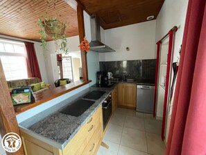 Fridge, microwave, oven, dishwasher - Charming Renovated Cottage with Terrace, Garden & WiFi - 3 Bedrooms, Sleeps 6 (La Garnache)