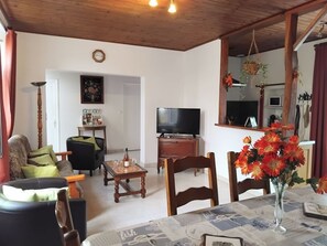 TV - Charming Renovated Cottage with Terrace, Garden & WiFi - 3 Bedrooms, Sleeps 6 (La Garnache)