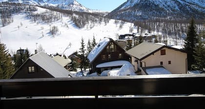 Studio cosy Ă MontgenĂšvre - 4 pers, balcon, parking, navette gratuite, Ă 600m des pistes et commerces