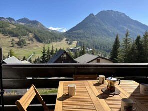 Outdoor dining - Cozy Studio for 4 in Montgenèvre – Balcony, Ski Locker, Close to Slopes & Shops (Montgenèvre)