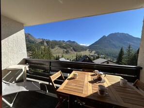 Outdoor dining - Cozy Studio for 4 in Montgenèvre – Balcony, Ski Locker, Close to Slopes & Shops (Montgenèvre)