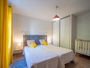 4 bedrooms, free WiFi, bed sheets - Charming Farmhouse with Garden, Terrace, and Fireplace near Froidfond Village (Froidfond)