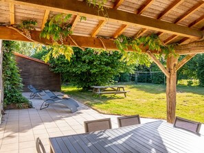Outdoor dining - Charming Farmhouse with Garden, Terrace, and Fireplace near Froidfond Village (Froidfond)