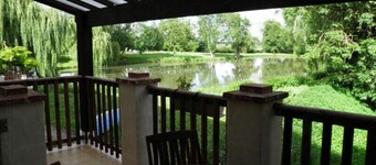 Gîte de caractère avec étang privé, jardin clos et cheminée, parfait pour les familles